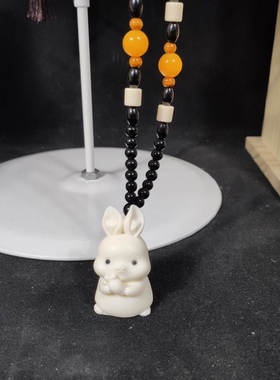 象牙果小白兔子手把件生肖玉兔吊坠可爱萝卜兔汽车挂件饰品包链扣