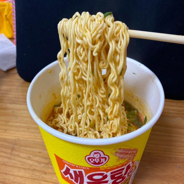 Korean imported tumbler shrimp flavor barreled instant noodles