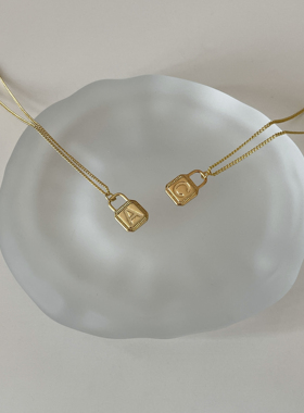 夏也Ojala金色好运字母锁头吊坠项链女高级感秋冬毛衣链锁骨链