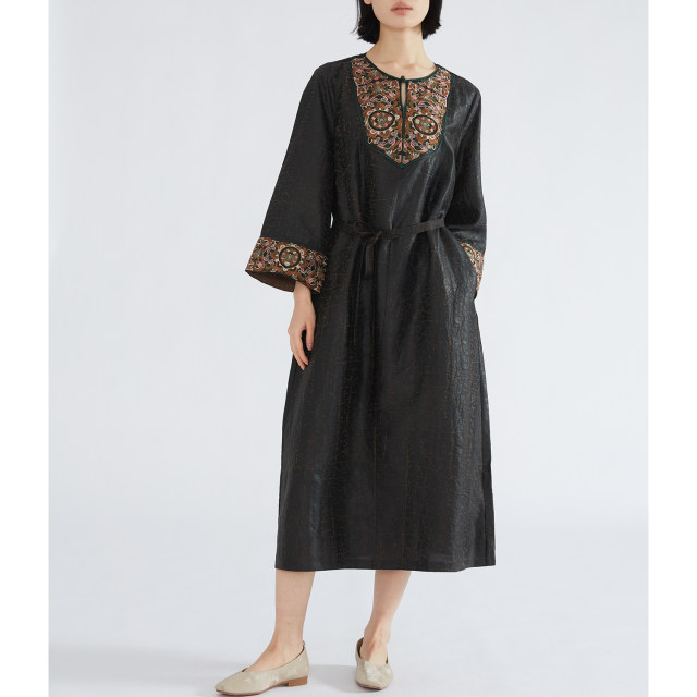 ຮ່ອງຮອຍຂອງ lingering lingering old tortoise pattern silk cloud yarn embroidered round neck robe women's 100% mulberry silk waist dress