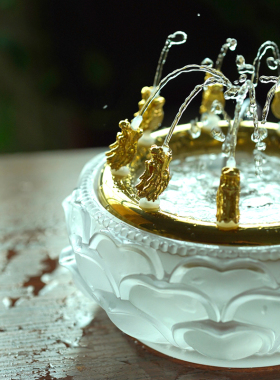 珍悦琉璃九龙喷水白财神流水摆件