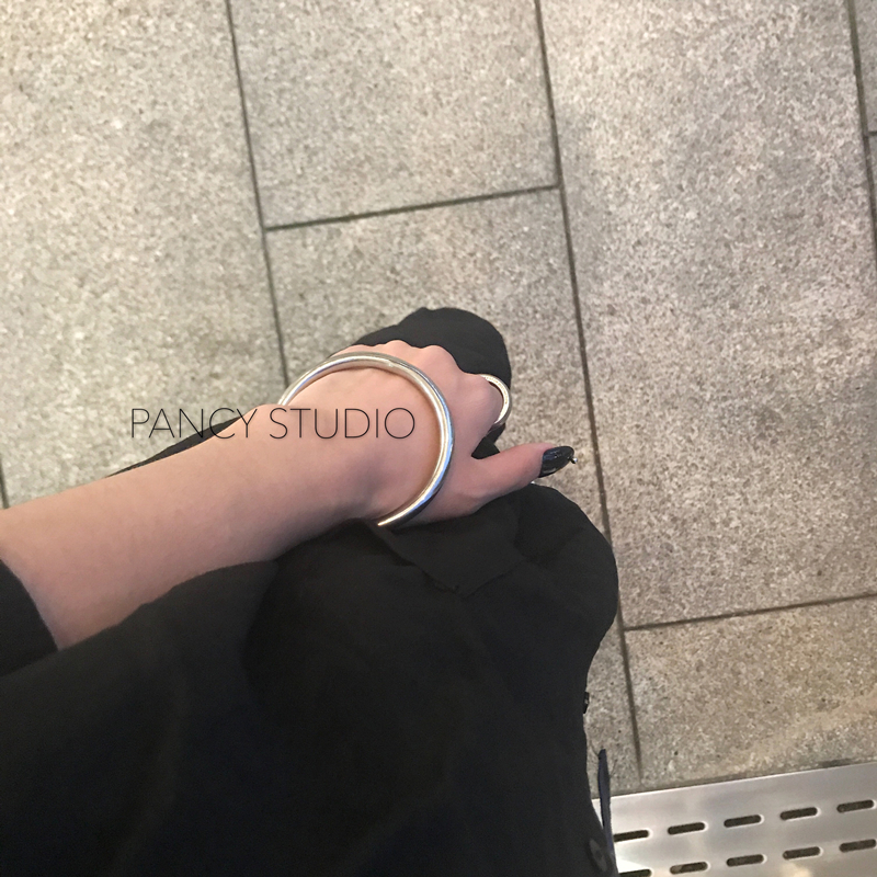 美伢同款不锈钢粗款光面圆环圆圈闭口女款手镯 PANCY 美伢同款不锈钢粗款光面圆环圆圈闭口女款手镯 PANCY