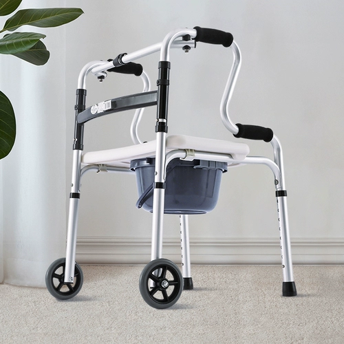 Инвалид поможет пожилым людям, чтобы пожилые люди помогли помочь в реабилитационной помощи ходунке ходить по дороге вспомогательные шашлыки для пешеходных костылей