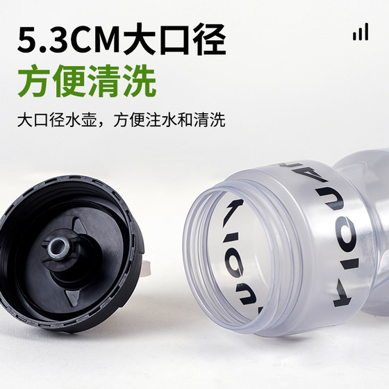 Road cycling water bottle squeeze type