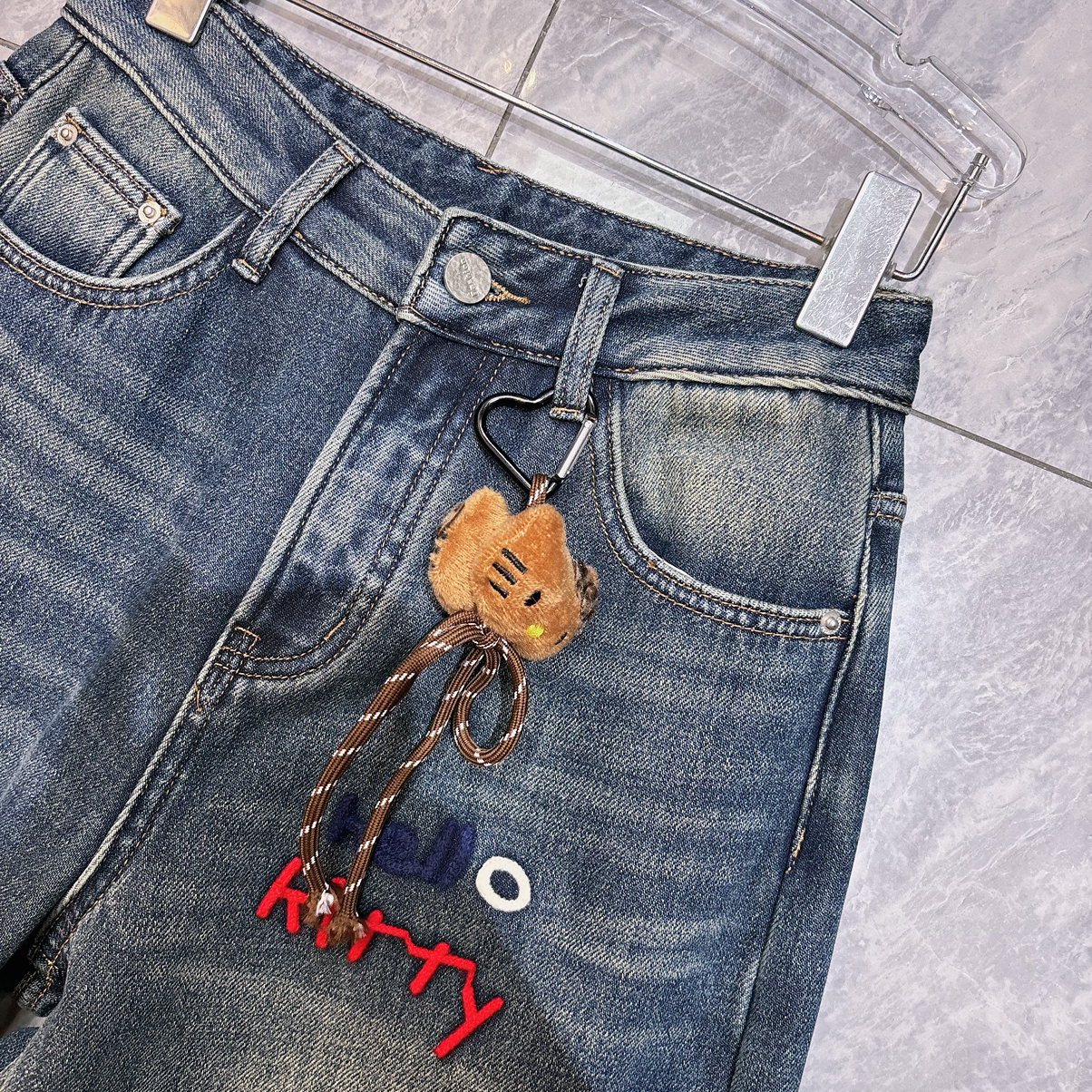 LC冬上新高级优雅气质猫咪刺绣加绒牛仔裤(配挂件)xx7826 - 图3