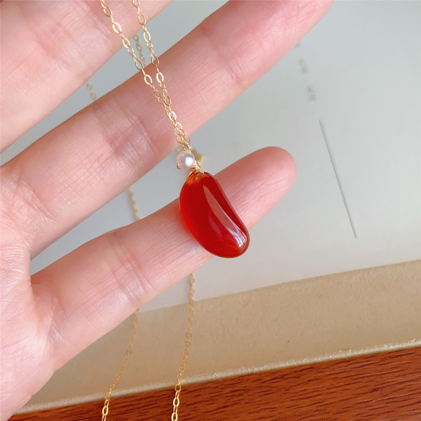 此物最相思 天然玛瑙小原石随形红豆锁骨链 S925银镀金项链吊坠 - 图2