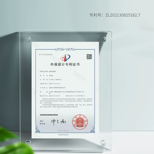 На стене на стене на стене полки хранения на стене