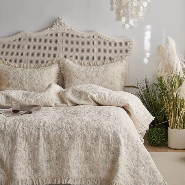 Quilted non-slip Korean bed cover three-piece set quilt single lace