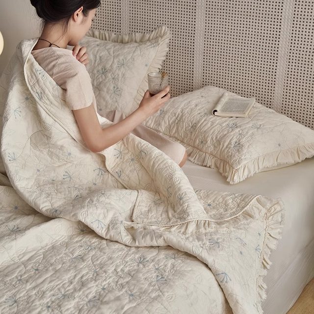 Quilted non-slip Korean bed cover three-piece set quilt single lace