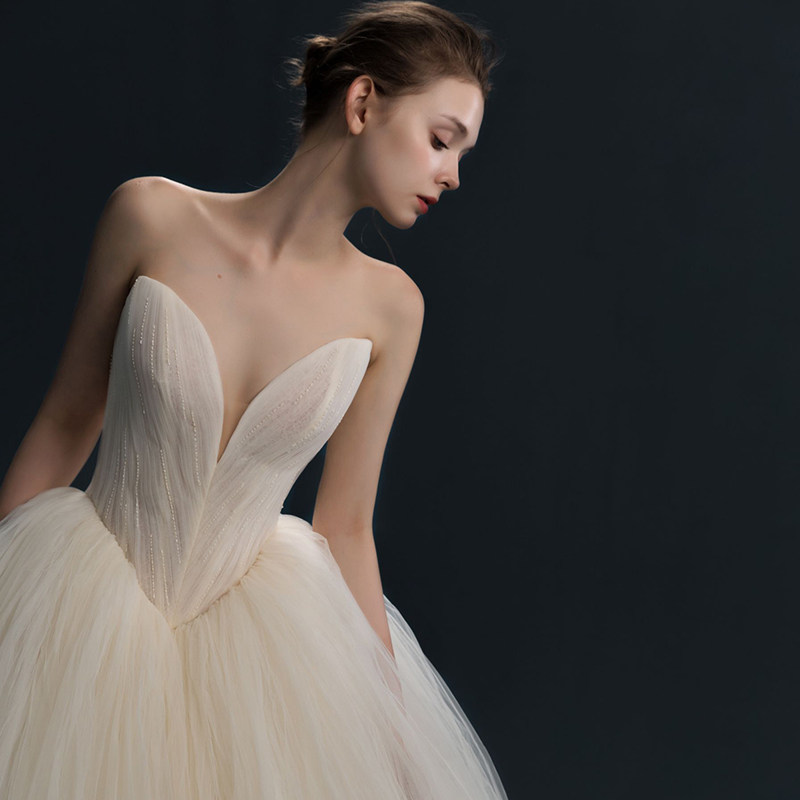 【霓裳】2020新款云朵齐地显瘦修身 媛菲莎妮婚纱