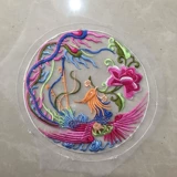 Вышитый вспомогательный материал из изысканной сетки.