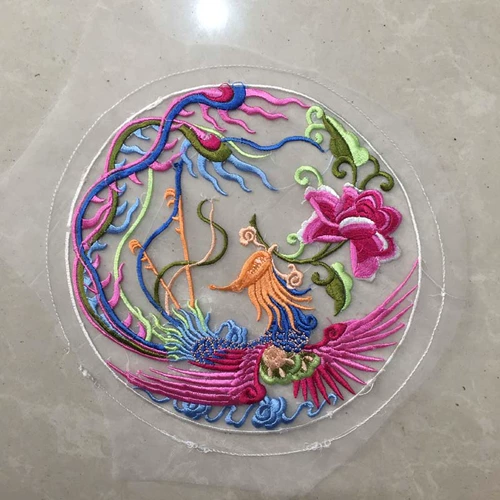 Вышитый вспомогательный материал из изысканной сетки.