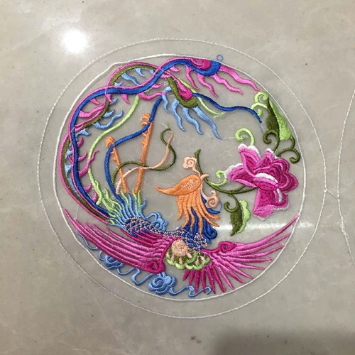 Вышитый вспомогательный материал из изысканной сетки.