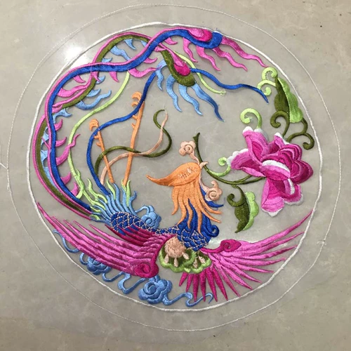 Вышитый вспомогательный материал из изысканной сетки.