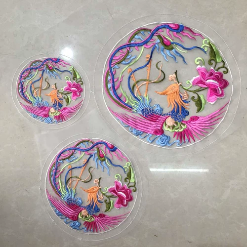 Вышитый вспомогательный материал из изысканной сетки.