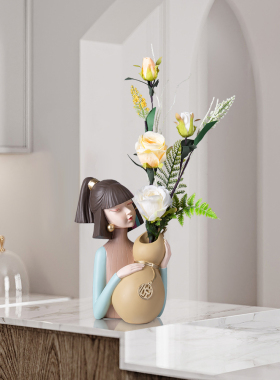 美妆女孩捧花轻奢风电视柜摆件
