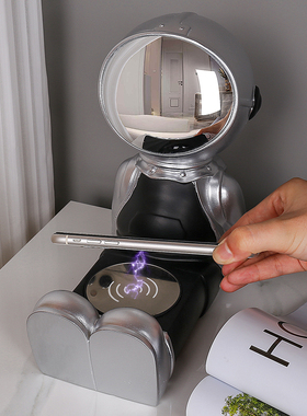 现代科技感宇航员无线充桌面摆件