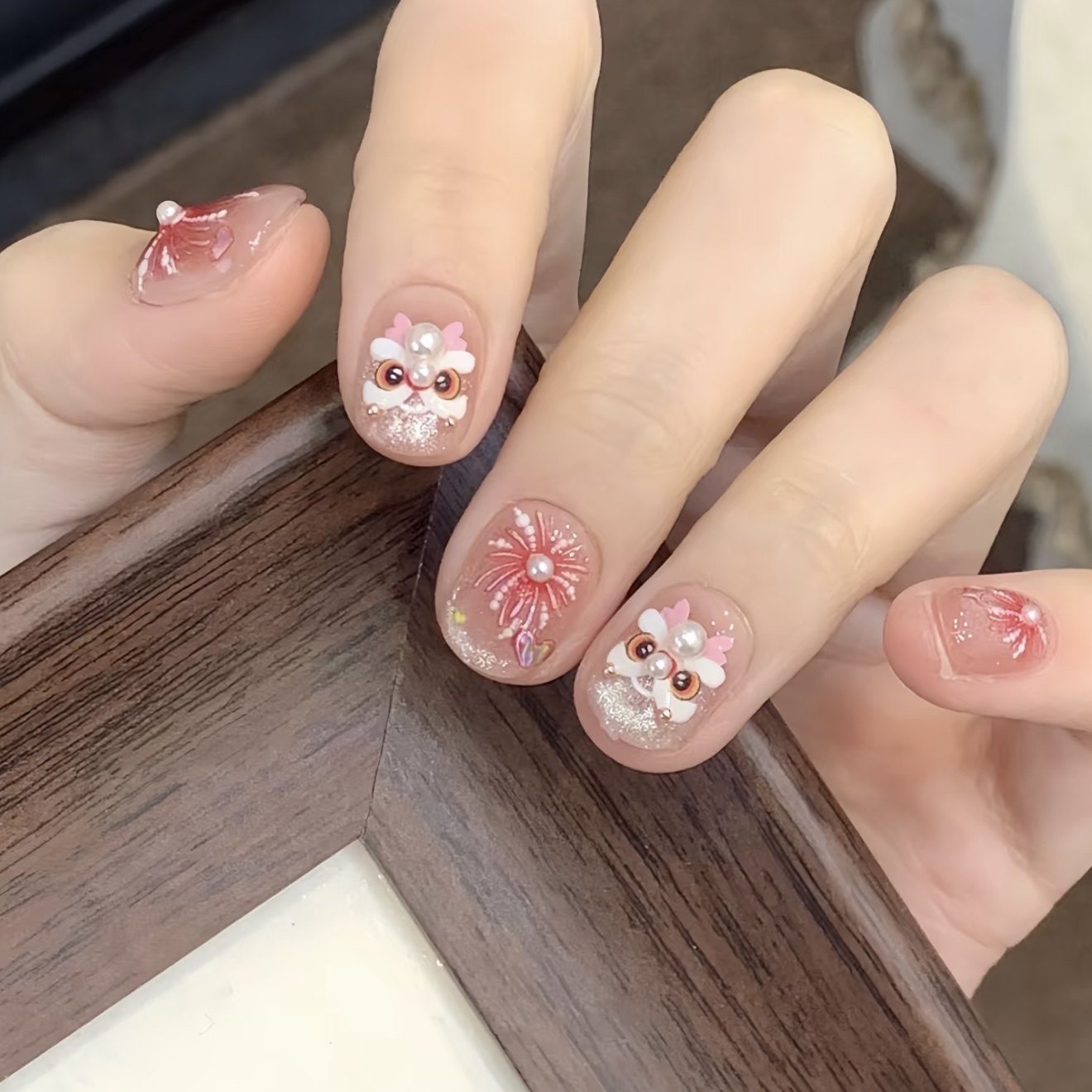 【桃花醒狮】手工穿戴甲氛围感腮红烟花粉色猫眼新年醒狮美甲短款,淘宝优惠券,粉丝福利购,淘宝优惠卷