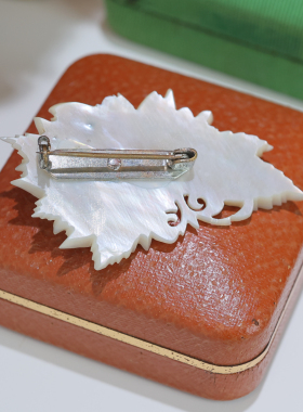 日本回流vintage中古白蝶贝手工雕刻花朵胸针嵌珍珠