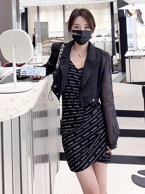 Yang Yishan ຕົວອັກສອນລະບົບຕ່ອງໂສ້ suspender dress 2022 summer high-end ອິນເຕີເນັດສະເຫຼີມສະຫຼອງຮ້ອນຖະຫນົນແບບບາງໆປ້ອງກັນແສງແດດແມ່ຍິງ