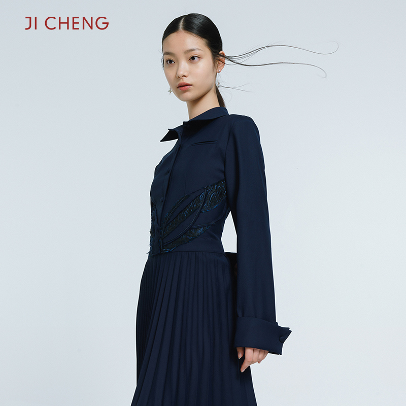 Ji Cheng吉承设计师原创新款长袖衬衫连衣裙压褶修身显瘦春夏长裙 - 图1