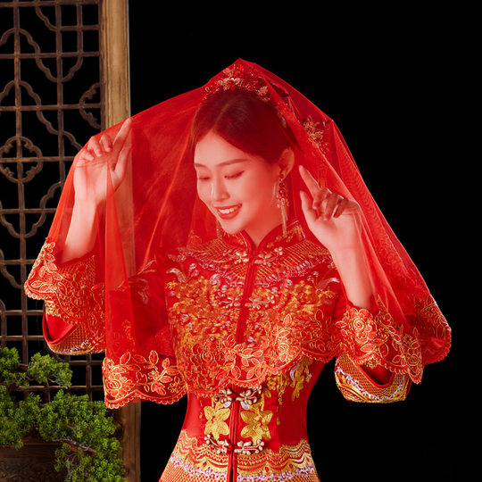 La mariée qui veut se marier, hijab rouge, voile, costume rouge Xiuhe