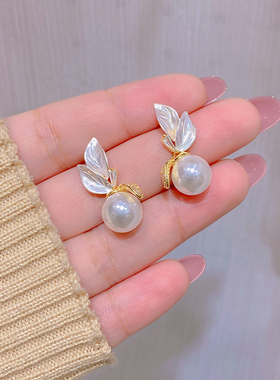 设计师款~轻奢高级珍珠花朵耳钉