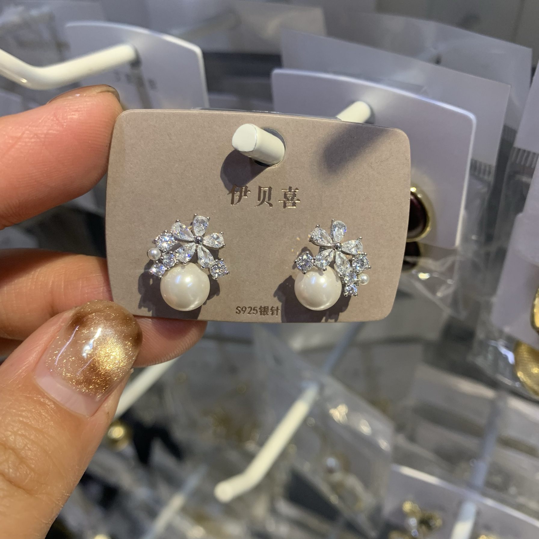 超闪锆石五瓣花朵珍珠耳钉女2025新款爆款小众轻奢高级感甜美耳环 - 图1