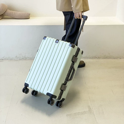 Универсальный вместительный и большой чемодан подходит для мужчин и женщин