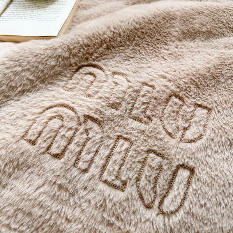 糯叽叽牛奶绒抱枕被子两用冬天加厚折叠毯办公室午睡毯车载靠背枕,淘宝优惠券,粉丝福利购,淘宝优惠卷