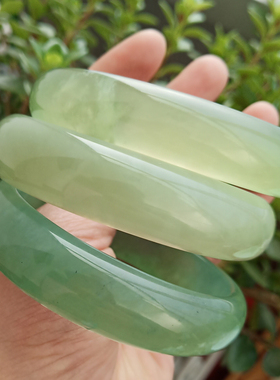 人家冰种绿色姜花玉镯子