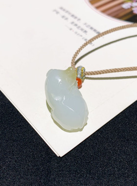 天然和田玉糖白生肖狗吊坠