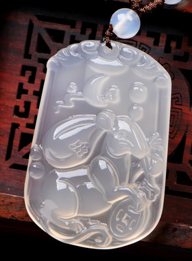 属牛天然白色玉髓赐瑞福鼠吊坠