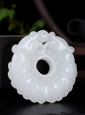 新疆和田玉貔貅双面镂空吊坠