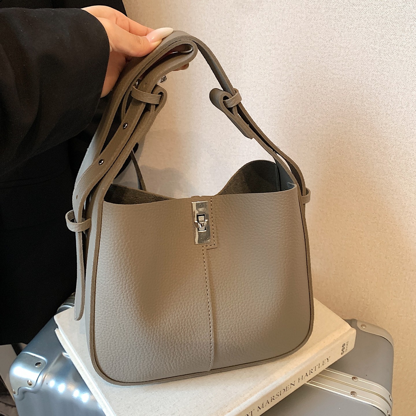 【有小包】大象灰荔枝纹水桶包单肩斜挎包2026新款百搭上班通勤包,淘宝优惠券,粉丝福利购,淘宝优惠卷