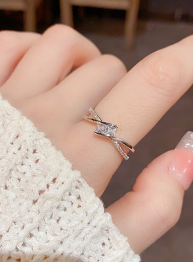 小巧时尚轻奢设计感扭圈方钻戒指女小众气质个性高级感食指戒