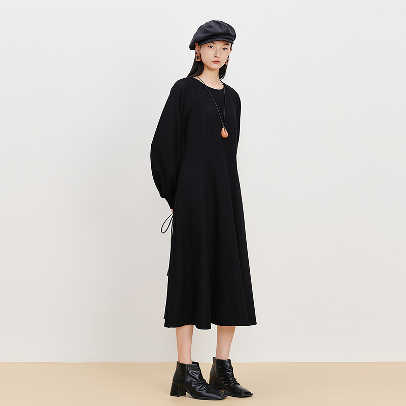 【商场同款】AUM噢姆冬季羊绒澳毛针织呢灯笼袖黑色连衣裙长裙女 - 图0