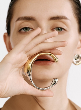 【灵感搭配】AUM噢姆2026年夏季新款撞色质感饱满弧度分色手镯女