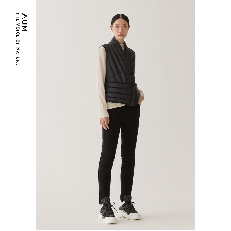 【天猫甄选】AUM噢姆冬季短款黑色V领轻薄白鹅绒羽绒马甲小个子 - 图1