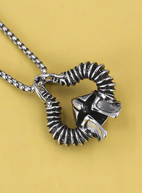 新款欧美跨境不锈钢潮流项链男战神头盔吊坠街头嘻哈风钛钢项饰