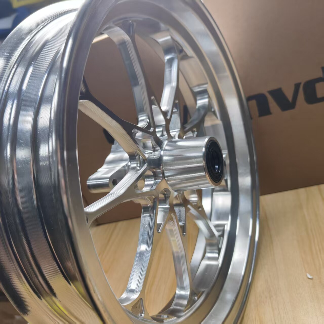 SAMANVD's new modified 12-inch wheels are suitable for No. 9 Mavericks ultra-nuclear electric motorcycle models.