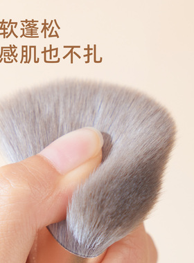 郭小妞鎏金异形修容刷波浪形贴合脸部轮廓侧脸斜角阴影刷化妆刷