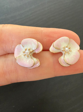 简约款白粉相间渐变色女式花朵耳钉