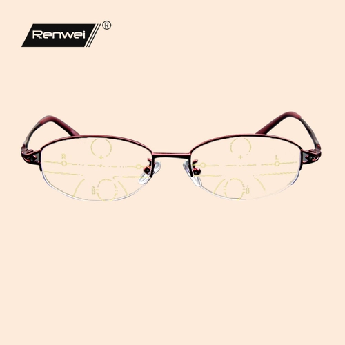 Посмотрите на старое цветочное зеркало приезжающей к карьеру, глаза женщины постепенно носят старые цветы, старые цветы не головокружительны.