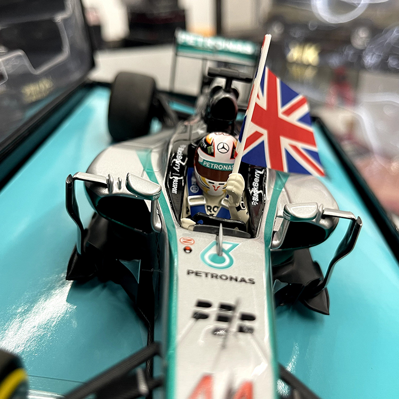 [礼盒版]预1:18迷你切汉密尔顿2014阿布扎比站奔驰AMG W05 F1车模 - 图2