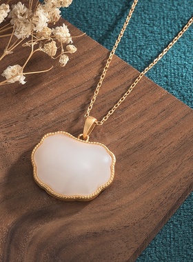 2021国潮新品国风配饰珐琅彩绘平安锁吊坠仿和田玉蝙蝠复古项链女