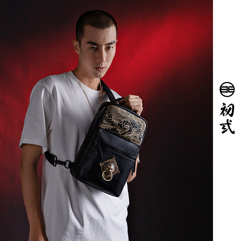 初弎狮子头中国风潮牌男士单肩包 初弎男士包袋