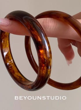 琥珀色叠戴别样素圈手镯新中式