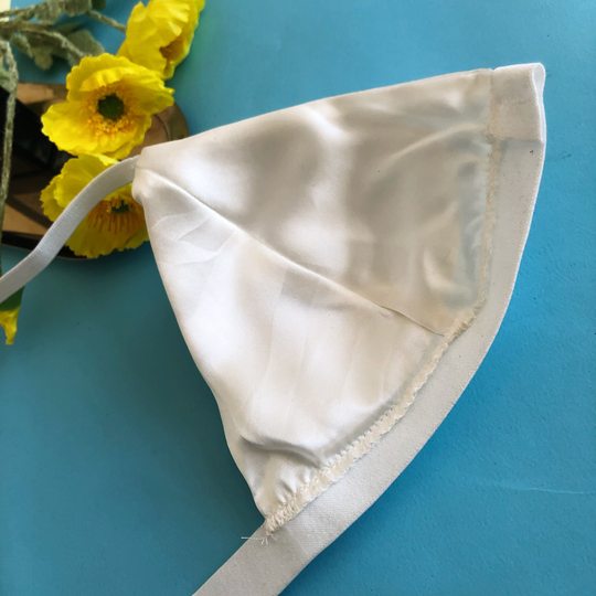 Треугольная чашка из шелка шелковицы без стального кольца, дышащий и впитывающий пот шелк.