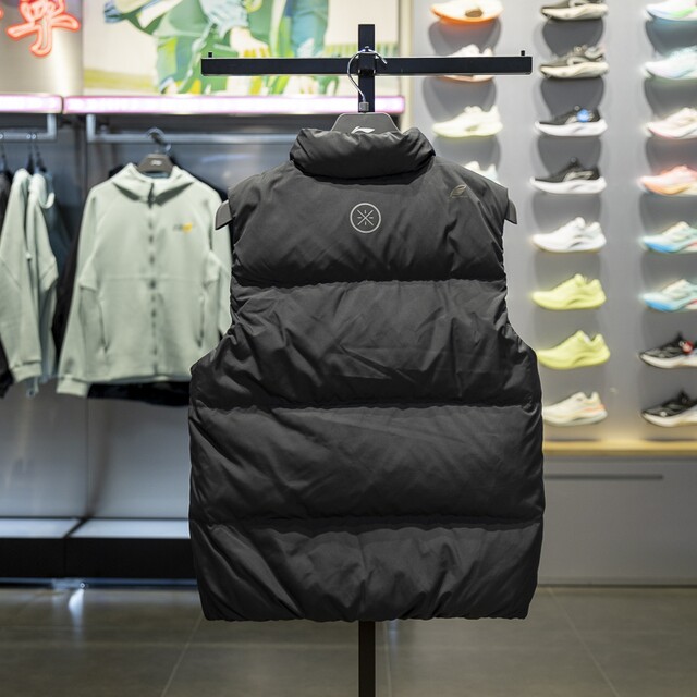 Li Ning down vest is warm and water repellent